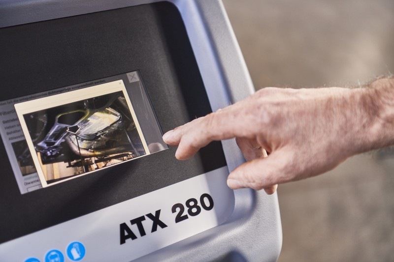 Techniker bedient das Display des MAHLE ATX 280 – die Anleitung führt Schritt für Schritt durch die Getriebespülung